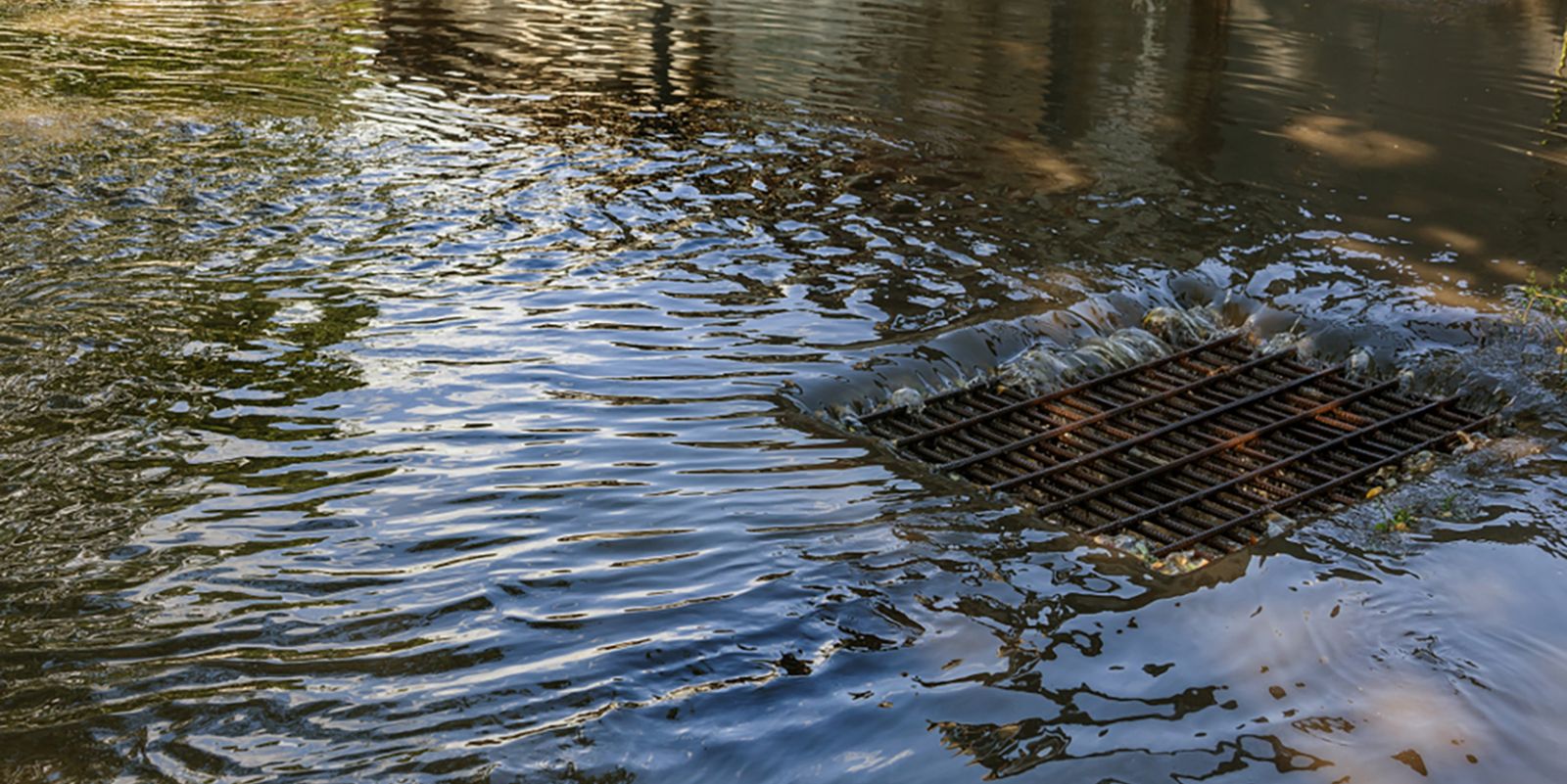 Дождевая вода сливается в канализацию