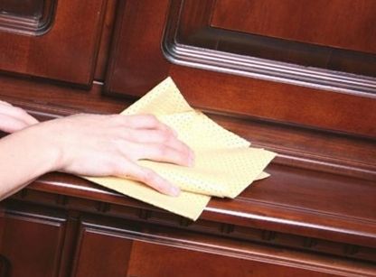  Уход за дверью при помощи мягкой ткани